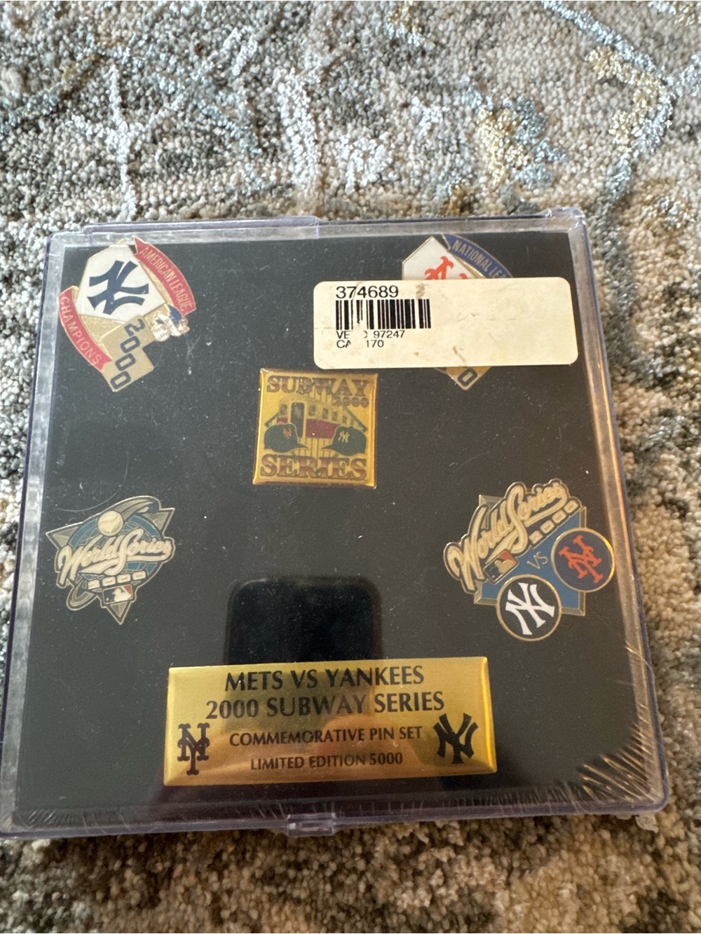 Mets vs Yankees 2000 Subway Series Commemorative Pin Set - Black & Gold
